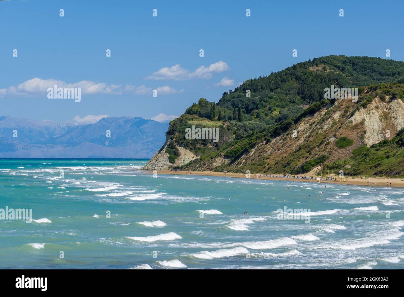 Blick auf die Küste auf die abstürzenden Wellen zerklüftete Felsen Gezeitenwellen das Meer schwillt durch die Wellen Stockfoto