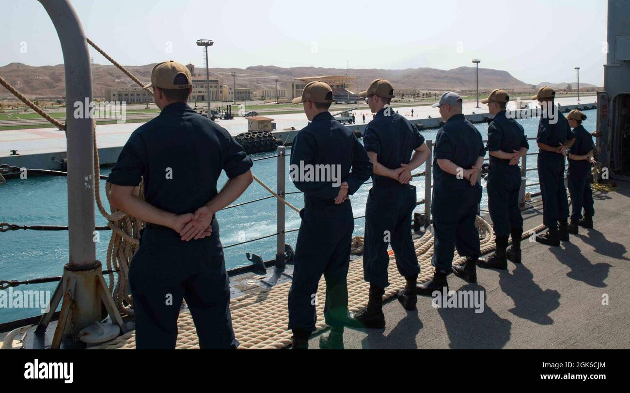 210814-N-WQ732-1023 BERENICE, Ägypten (14. August 2021) – Matrosen steuern die Schienen an Bord des Lenkraketen-Kreuzers USS Monterey (CG 61) an, als das Schiff Berenice, Ägypten, am 14. August verlässt. Monterey wird in den Einsatzbereich der 5. US-Flotte eingesetzt, um Marineinteraktionen zu unterstützen, um die maritime Stabilität und Sicherheit in der Zentralregion zu gewährleisten und das Mittelmeer und den Pazifik durch den westlichen Indischen Ozean und drei strategische Engpässe zu verbinden. Stockfoto