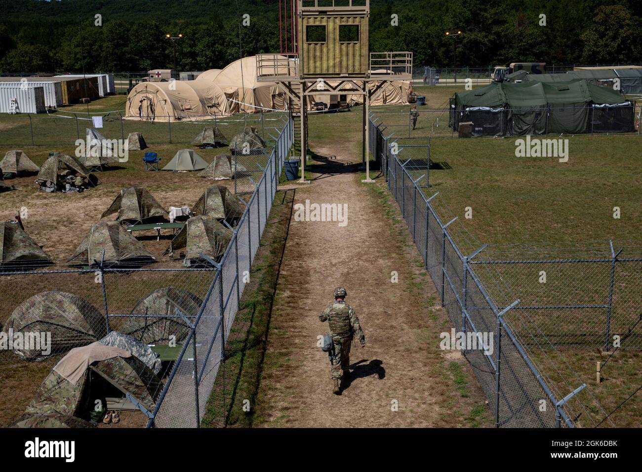 Ein Soldat der Nationalgarde von Minessota patrouilliert während der Kampfunterstützungsübung (CSTX) in Fort McCoy, Wisconsin, am 14. August 2021 im Umkreis eines Unterstützungsbereichs der Division. Diese Trainingsübungen, die von der 78. Trainingsabteilung durchgeführt werden, bereiten Soldaten durch Szenarien vor, die den Einsatz von Konflikten gegen einen gleichrangigen Gegner simulieren. Stockfoto