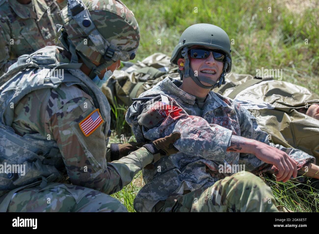 Sgt. Luis Valdez, ein Rollenspieler der 7220. Medizinischen Unterstützungseinheit, erhält eine Behandlung während einer Massenschulung für Opfer in Fort McCoy, Wisconsin, am 14. August 2021. Diese von der 78th Training Division durchgeführte Rotation des Combat Support Training bereitet Soldaten durch Szenarien vor, die den Einsatz von Konflikten gegen einen gleichrangigen Gegner simulieren. Stockfoto