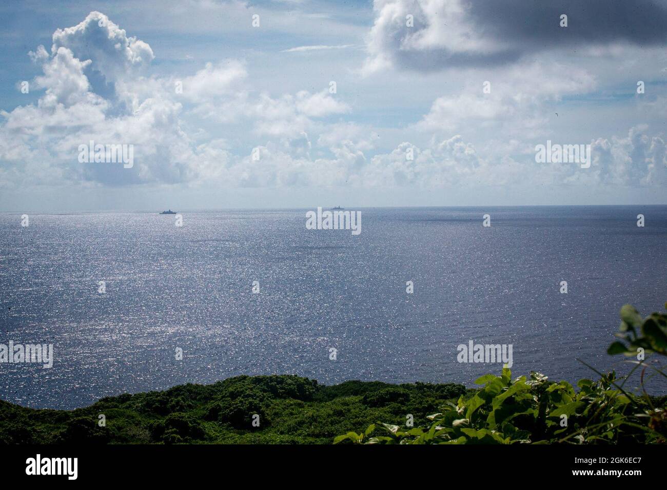 Die HMS Kent (FFG) und HNLMS Evertsen (FFG) leisteten die Brandunterstützung auf der Marineoberfläche, nachdem die US-Marine mit dem Bataillon Landing Team 3/5, der 31. Marine Expeditionary Unit (MEU), 81mm Mörserrundgänge auf Farallon De Medinilla (FDM) abfeuerte, während sie vom 14. Bis 15. August 2021 eine Übung zur Koordinierung der Brandunterstützung in der Kette Marianas Island durchführte. Ziel der Übung war es, die Fähigkeiten zur Brandunterstützung zu verbessern und gleichzeitig die Interoperabilität mit Verbündeten und Partnern durch die Durchführung von Feuer an der Oberfläche, die Unterstützung von Feuer auf der Marineoberfläche und Feuer von Luft zu Oberflächen zu stärken. Die 31. MEU ist an Bord von Schiffen unterwegs Stockfoto