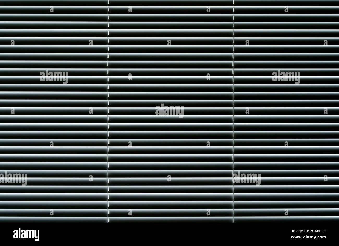 Jalousien Hintergrund. Fenster mit Metallfenstern im Inneren des Wohnzimmers. Hochwertige Fotos Stockfoto