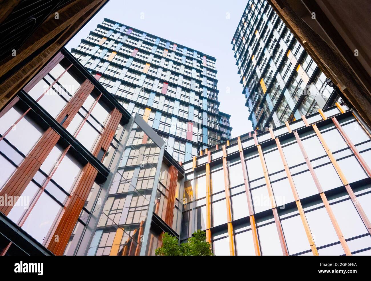 London, England, Großbritannien - ein Crown Place Wohngebäude mit gemischter Nutzung von KPF Stockfoto