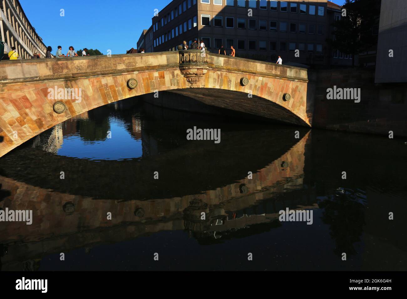 Nürnberg Architektur mit Museumsbrücke über die Pegnitz in der Innenstadt oder Altstadt von Nürnberg oder Nürnberg, Franken, Bayern Stockfoto