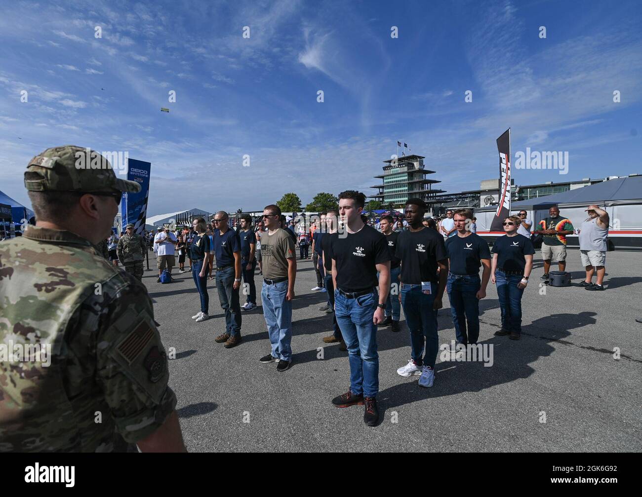 US Air Force Chief Master Sgt. Nathan Parks, Kommandochef des 434th Air Betanking Wings, Grissom Air Reserve Base, Indiana, spricht mit Bewerbern, bevor sie sich für die Luftwaffe auf dem Indianapolis Motor Speedway am 15. August 2021 in Speedway, Indiana, einbuchen. Zum ersten Mal teilte sich die NTT IndyCar Series in einem Rennen am Wochenende, dem 14.-15. August 2021, in Speedway, Indiana, die Rennstrecke des Indianapolis Motor Speedway mit der NASCar Cup Series. Die US-Luftwaffe war in beiden Rennen durch Conor Daly von Ed Carpenter Racing und Erik Jones von Richard Petty Motorsports vertreten. Stockfoto