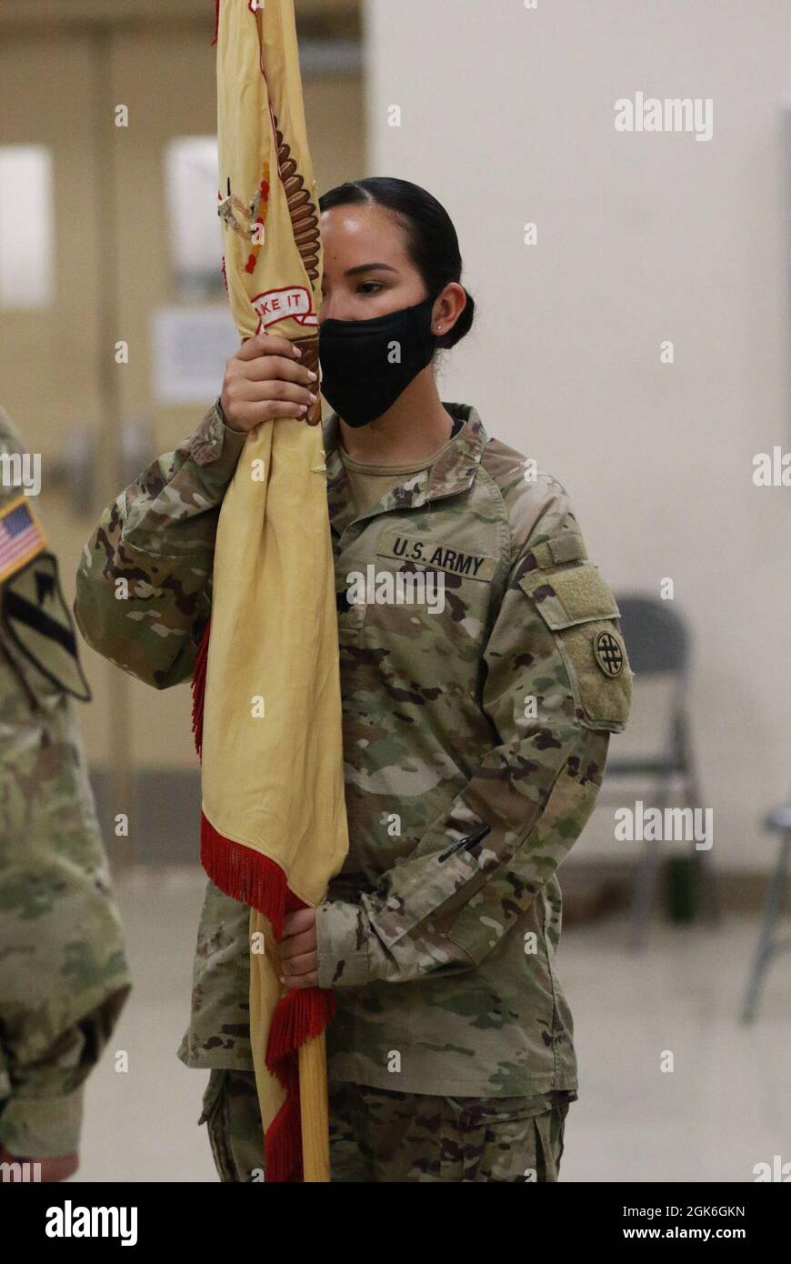 US Army Reserve LT. Col. Beatriz Florez erhält die Führung des 319. Combat Sustainment Support Bataillon (CSSB) während einer Befehlswechselzeremonie im Naval Operational Support Center Harlingen am 15. August 2021. LT. Col. Florez übernahm während der Zeremonie das Kommando über die 319. CSSB von LT. Col. Christopher Smith. Stockfoto