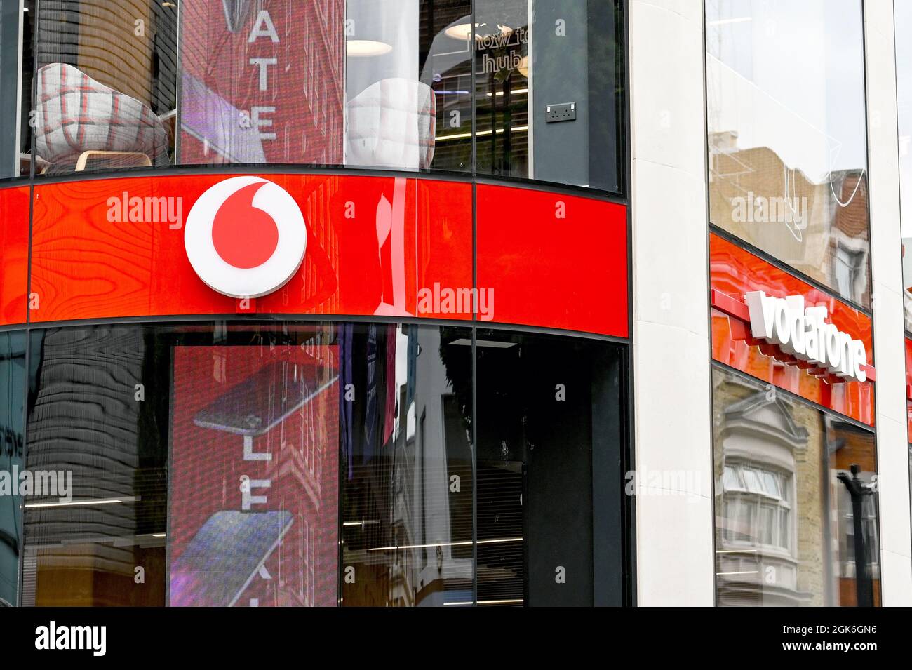 London, England - August 2021: Unterzeichnen Sie auf der Außenseite einer Niederlassung des Telekommunikationsunternehmens Vodafone Stockfoto