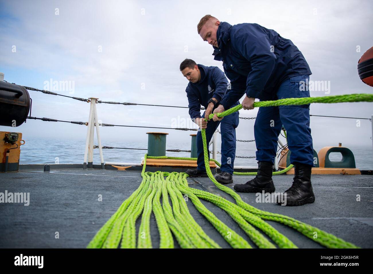 NUUK, Grönland -- (Aug 16, 2021) Seeleute, die dem 270-Fuß-Famous-Class-Medium-Endurance-Cutter USCGC Escanaba (WMEC 907) zugewiesen wurden, legten für die Operation Nanook Linien für die Hafenankunft in Nuuk, Grönland, fest. Die US-Küstenwache beteiligt sich erneut mit Partnern an der Operation Nanook, einer von den kanadischen Streitkräften durchgeführten Operation zur Souveränität und Manövrierkrieg. Stockfoto