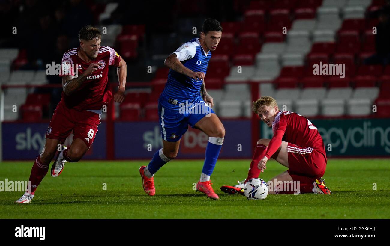 Doncaster's Tiago Çukur bricht zwischen Accrington's Harvey Rodgers und Harry Pell Bild von Steve Flynn/AHPIX.com, Fußball: SkyBet League1 Spiel AC Stockfoto