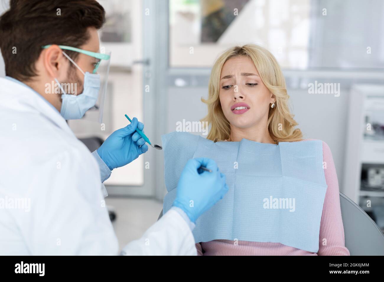 Junge Frau Patientin, die unter Zahnphobie leidet, Behandlung vermeiden Stockfoto