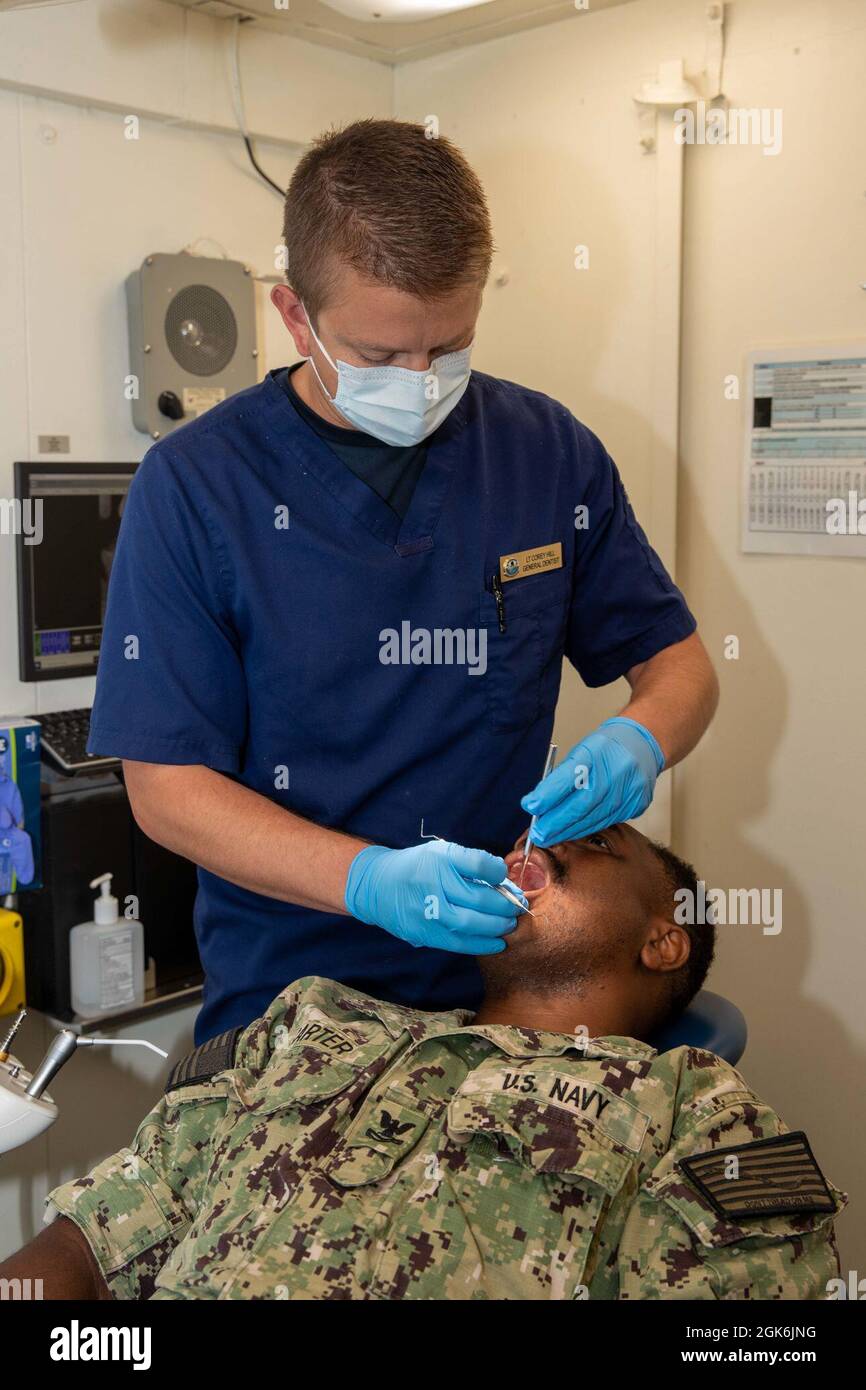 210816-N-Rd550-1009 Newport News, Va (Aug 16, 2021) Lt. Corey Hill, Ein  Zahnarzt, Der An Bord Des Flugzeugträgers Uss George Washington (Cvn 73)  Der Nimitz-Klasse Der Zahnarztabteilung Zugewiesen Ist, Führt Eine  Mündliche Prüfung