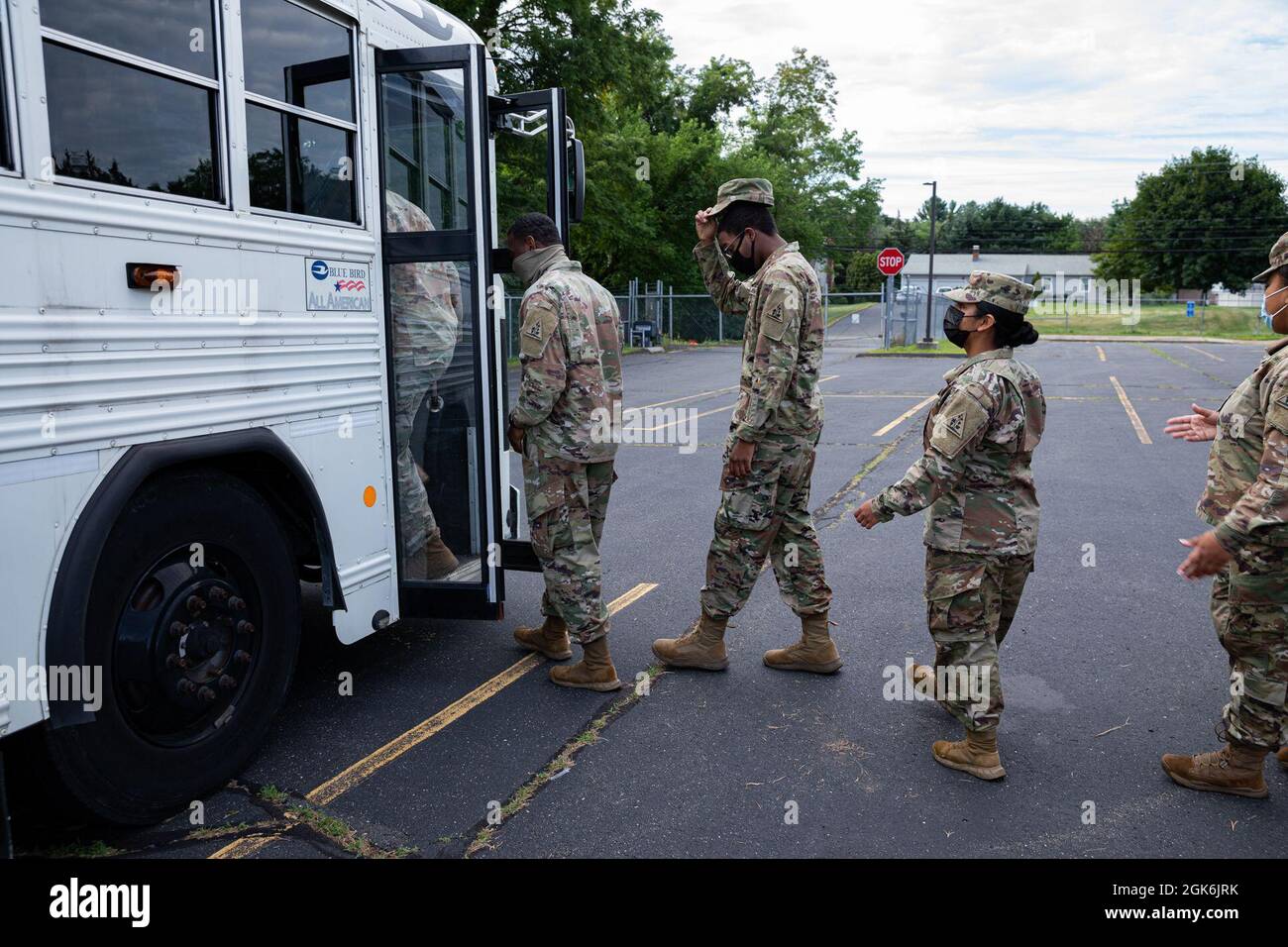 Soldaten der US-Armee, die dem Headquarters and Headquarters Company, 143. Combat Sustainment Support Bataillon, Connecticut Army National Guard, zugewiesen wurden, steigen in einen Bus am Southington Readiness Center, Southington, Connecticut, 16. August 2021. Soldaten des 143. Combat Sustainment Support Bataillons reisen aus dem Staat, um ihre jährliche Ausbildung durchzuführen. Stockfoto
