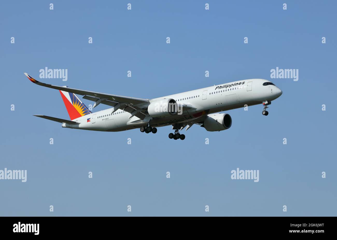 Ein Airbus A350 von Philippine Airlines, Seriennummer RP-C3503, wird am Flughafen Heathrow, London, Großbritannien, landen. Stockfoto