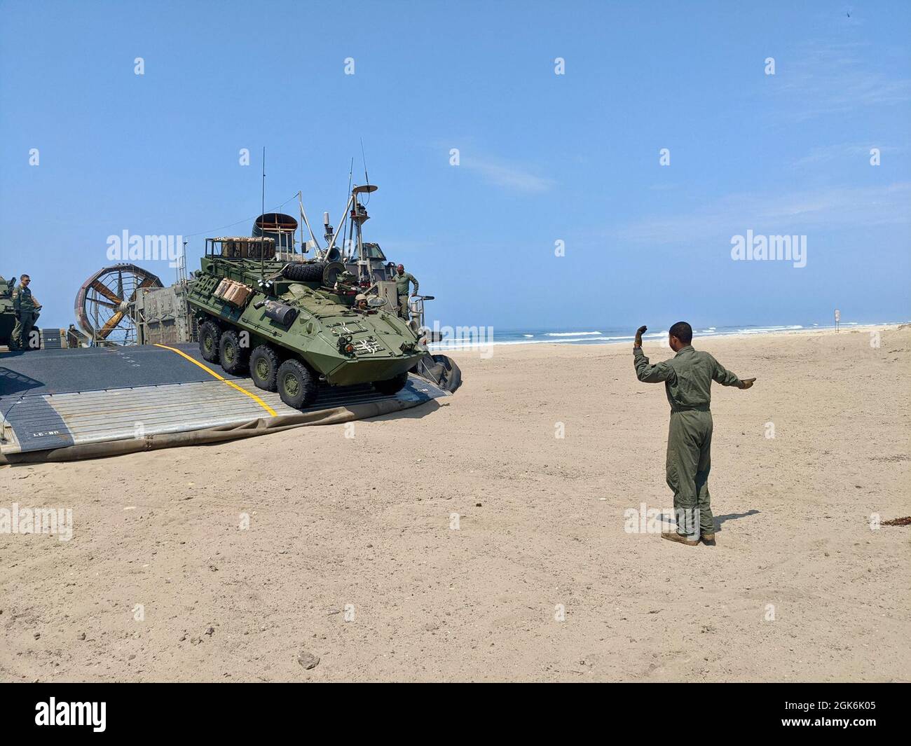 Boatswains Mate Third Class Chazz Lewis, ein LCAC-Laderampler (Landing Craft Air Cushioned), der Assault Craft Unit Five (ACU-5) zugewiesen wurde, führt während des gemeinsamen Trainings zwischen ACU-5 und der Light Armored Reconnaissance Training Company (LARTC), Advanced Infantry Training Battalion West (AITBW) leichte gepanzerte Fahrzeuge (LAV) von einem LCAC aus. Stockfoto