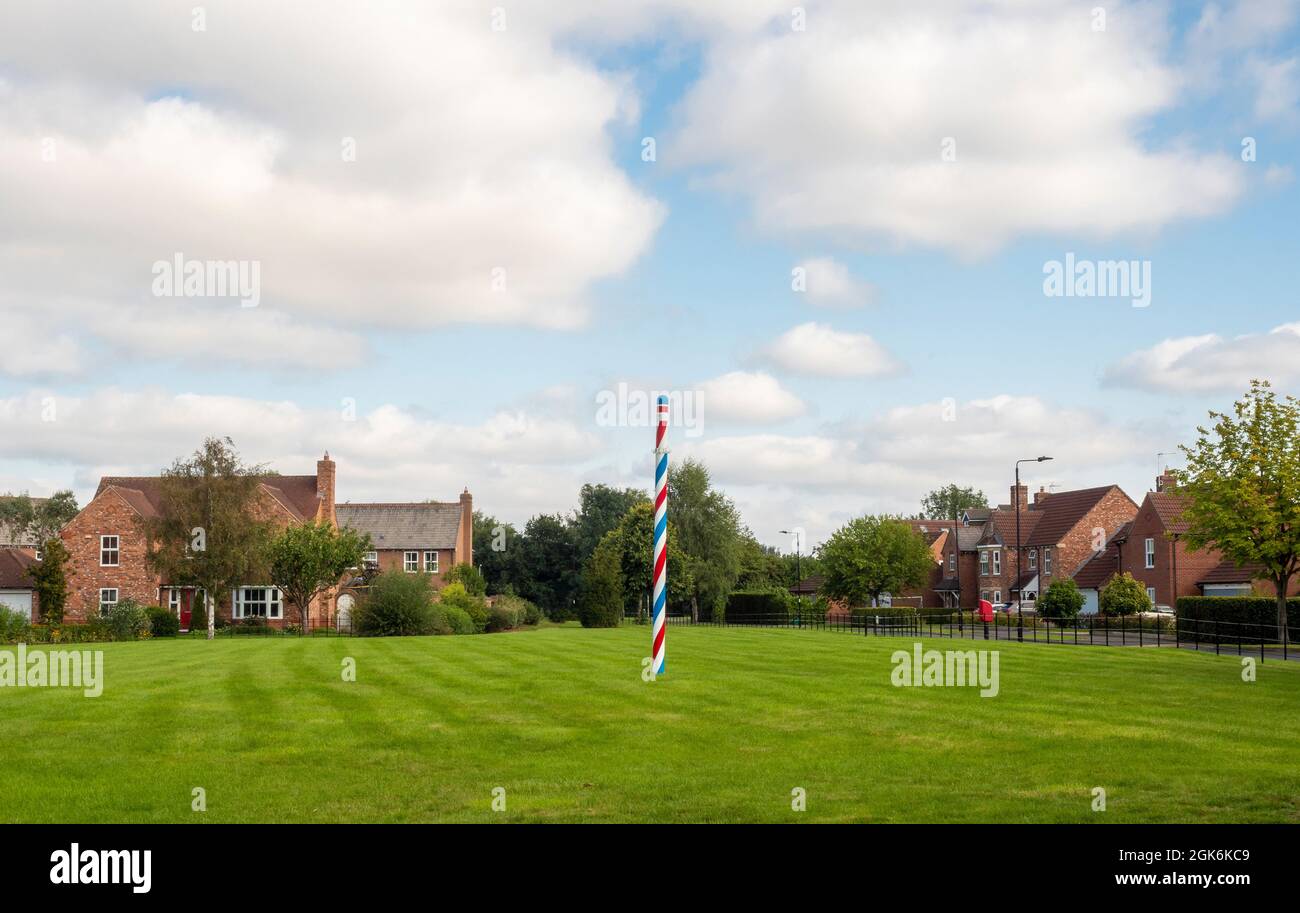 Maibaum in Earswick Village Green am Stadtrand von York, North Yorkshire, Großbritannien Stockfoto