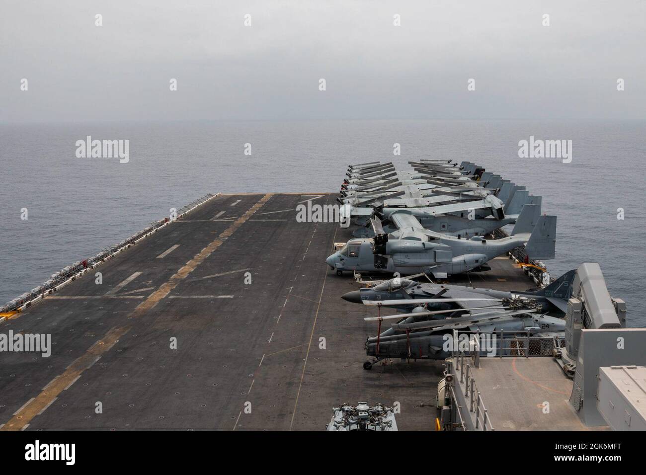 210817-N-OJ308-1040 GOLF VON OMAN (AUG 17, 2021) das amphibische Sturmschiff USS Iwo Jima (LHD 7) der Wasp-Klasse durchschifft den Golf von Oman, 17. August. Iwo Jima wird im Einsatzgebiet der 5. US-Flotte eingesetzt, um Marinestützpunkte zu unterstützen, um die maritime Stabilität und Sicherheit in der Zentralregion zu gewährleisten und das Mittelmeer und den Pazifik durch den westlichen Indischen Ozean und drei strategische Engpässe zu verbinden. Stockfoto