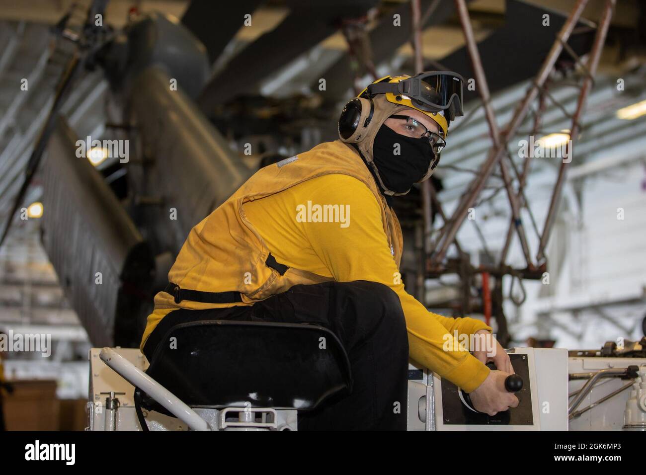 210817-N-JB637-1131 ATLANTIK (AUG 17, 2021) Aviation Boatswain's Mate (Handling) 2nd Class Jacob Miller bringt einen MH-60S Sea Hawk Hubschrauber mit einem Spotting Dolly an Bord des amphibischen Sturmschiffs USS Kearsarge (LHD 3) der Wasp-Klasse am 17. August 2021. Die Gefährten und Flieger von Aviation Boatswain helfen, Flugzeuge zu warten, zu transportieren, zu starten und wiederzuerlangen und auf den Flugdecks an Bord von Schiffen der Marine Opfer zu bekämpfen. Stockfoto