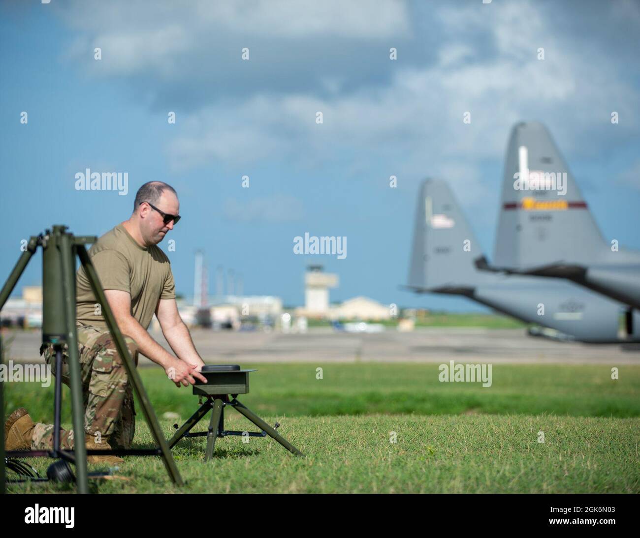 U.S. Air Force Master Sgt. Johnie Smith, 136. Eventual Response Flight, Texas Air National Guard, richtet die tragbare Wetterstation TMQ-53 in St. Croix, Virgin Islands, ein, 17. August 2021. Smith nimmt an einer Notfallschulung Teil, die sich auf die Fähigkeiten konzentriert, auf Naturkatastrophen zu reagieren und den Betrieb eines Luftwaffenstützpunktes zu ermöglichen. Stockfoto