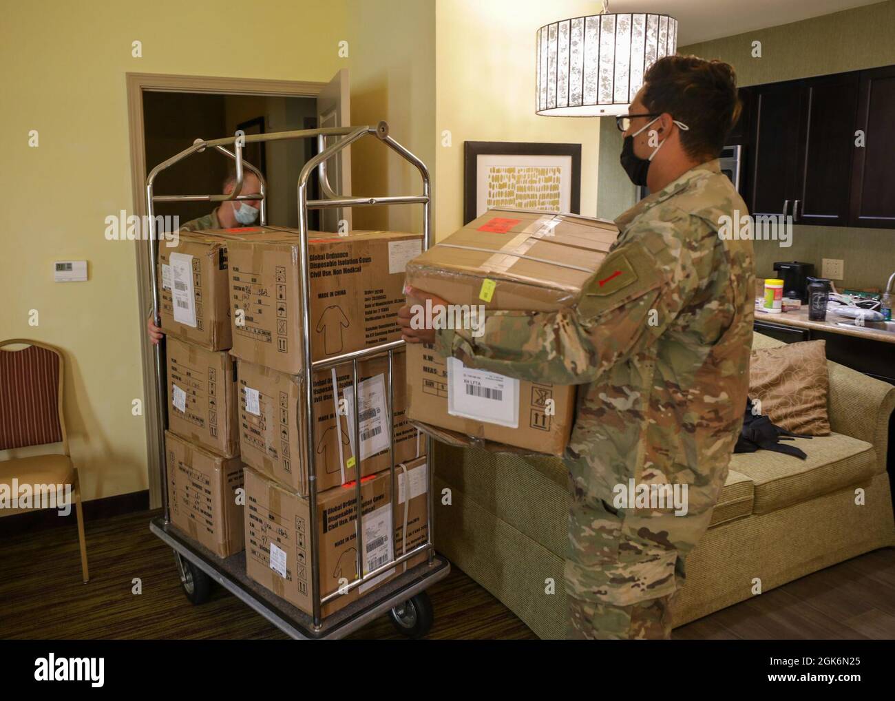 LAFAYETTE, La. – US Army Capt. Jonathan Price und SPC. Jaime Rivas, beide Mitglieder des Vorwärtsbereich-Support-Teams der 1. Infanterie-Division Sustainment Brigade, bewegen persönliche Schutzausrüstung, die ein medizinisches Support-Team der Marine während der COVID 17-Einsätze, die diese Woche beginnen, zur Unterstützung lokaler Krankenhäuser in Lafayette, Louisiana, verwenden 2021 wird. Das U.S. Northern Command setzt sich über die U.S. Army North weiterhin für die flexible Unterstützung der COVID-19-Reaktion der gesamten Regierung durch das Verteidigungsministerium ein. Stockfoto