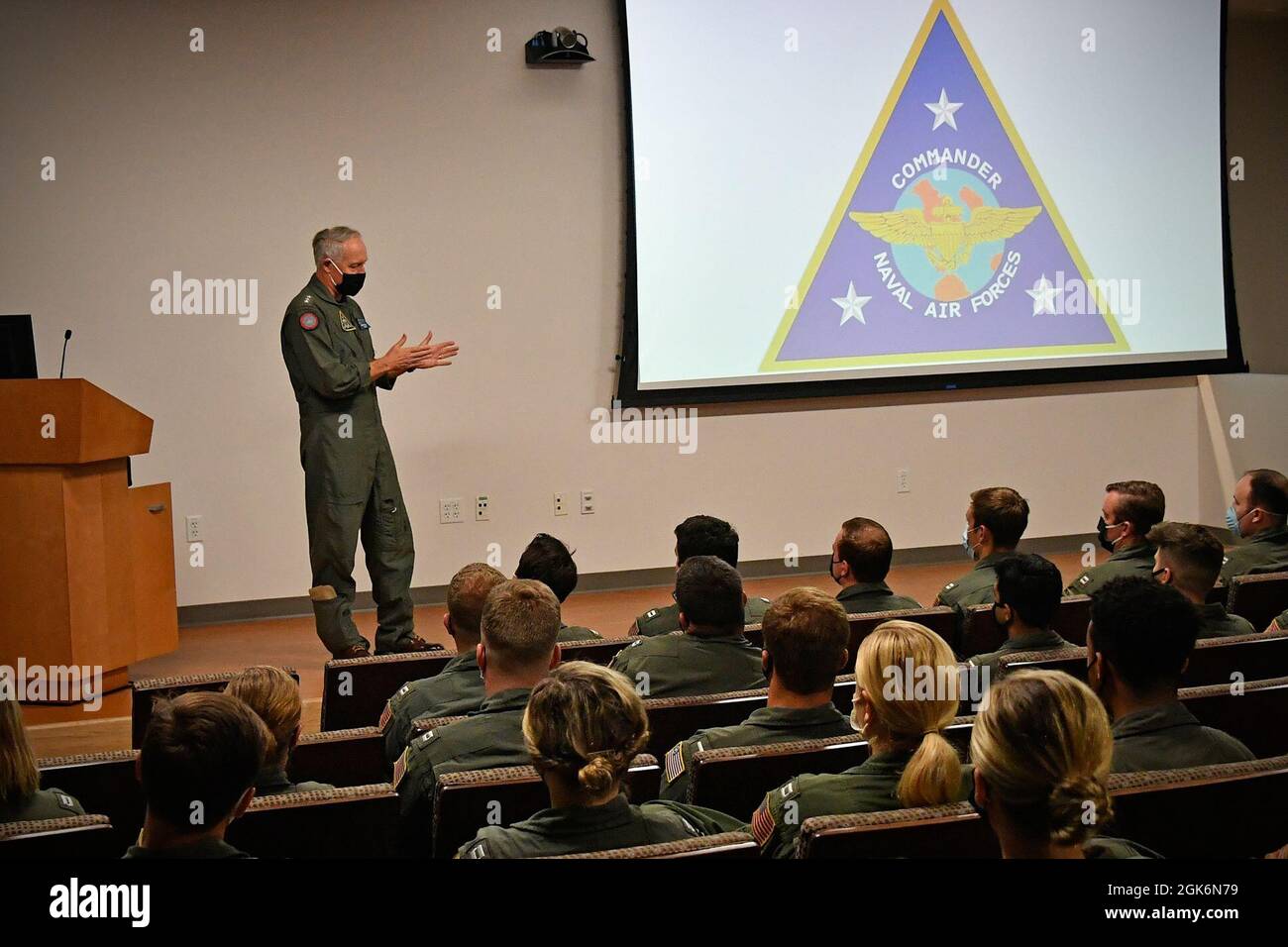 210817-N-AS200-7032 VENTURA COUNTY, Kalifornien (Aug 17, 2021) – Vice Adm. Kenneth Whitesell, Kommandant, Naval Air Forces, Commander, Naval Air Force, U.S. Pacific Fleet, hält eine Frage- und Antwortsitzung mit Junioroffizieren im McGourty Auditorium während eines Besuchs des Marinestützpunktes Ventura County (NBVC), Point Mugu, 17. August 2021. NBVC ist eine multidominante Missionsanlage, die den weltweit größten instrumentierten Meeresbereich betreibt. Es ist die Heimat von Point Mugu, Port Hueneme, San Nichola Island, Laguna Peak, den Pacific Coast Seabees, den Westcoast Hawkeies, 3 Kriegszentren und 80 Mietern. Stockfoto