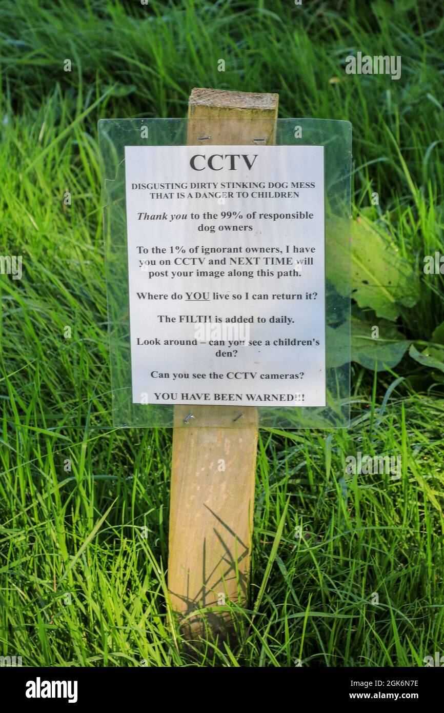 Ein Hinweis über Hundefouling und Hundeschlacken in dem Dorf Wybunbury, in der Grafschaft von England, Großbritannien Stockfoto