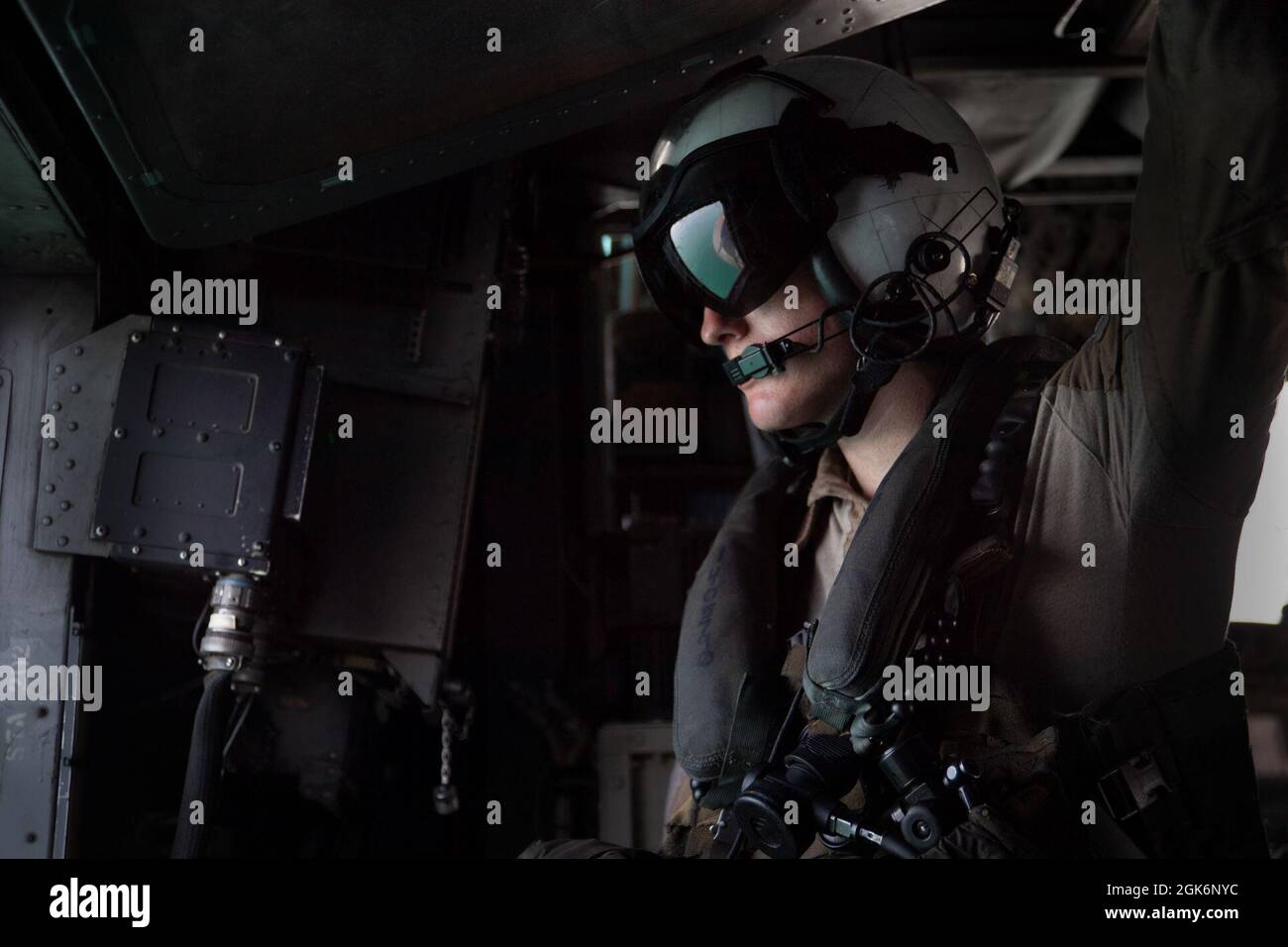 210817-N-ZA692-0010 ARABISCHER GOLF (AUG 17, 2021) – Naval Aircrewman (Hubschrauber) 2nd Class Bryan Wall, zugewiesen an Helicopter Mine Countermeasures Squadron (HM) 15, schaut aus dem Fenster eines MH-53E Sea Dragon Hubschraubers während des Flugsprungtrainings im Arabischen Golf, August 17. HM 15 wird in den 5. Einsatzbereich der US-Flotte eingesetzt, um Marineinteraktionen zu unterstützen, um die maritime Stabilität und Sicherheit in der Zentralregion zu gewährleisten und das Mittelmeer und den Pazifik durch den westlichen Indischen Ozean und drei strategische Engpässe zu verbinden. Stockfoto