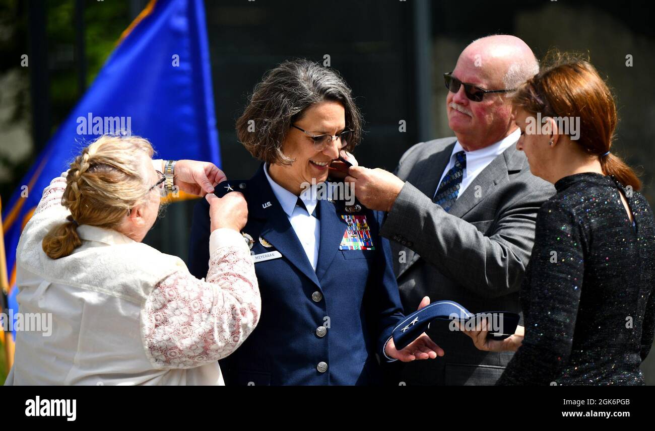 US Air Force Brig. Gen. Jessica Meyeraan, Direktorin für Übungen und Bewertungen und Senior Advisor für Reserve Component Affairs des U.S. European Command, wird in den Rang eines Generalmajors am USEUCOM-Hauptsitz, Patch Barracks, Stuttgart, Deutschland, befördert, 17. August, 2021. Stockfoto