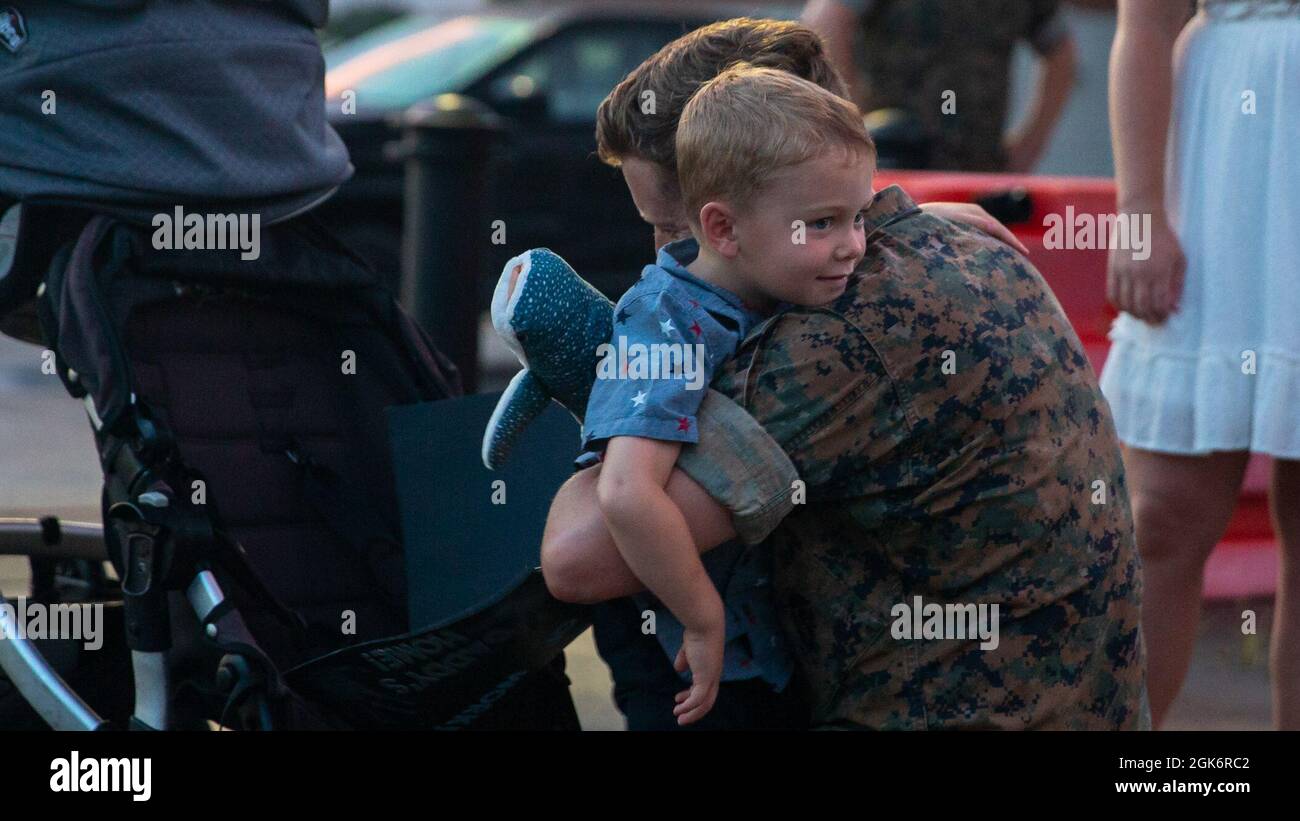 Der US Marine Corps-Kapitän Tyler Jacobsma, ein Vorwärtsluftkontrolleur mit 2d-Bataillon, 2D Marine Regiment (2/2), 2D Marine Division, umarmt seine Familie während einer Heimkehr im Camp Lejeune, N.C., am 18. August 2021. 2/2 kehrte nach einem sechsmonatigen Einheitsprogramm in Okinawa, Japan, nach Camp Lejeune zurück. Stockfoto