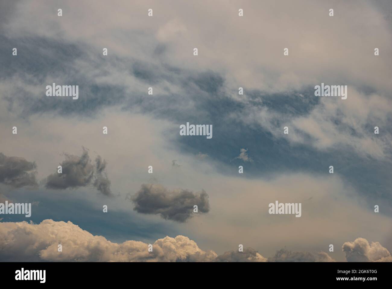 Wolken am Himmel. Das wunderbare Schauspiel eines Himmels voller Wolken. Tiefe und Dreidimensionalität eines bewölkten Himmels. Stockfoto