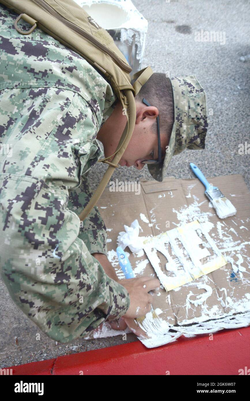 210818-N-AZ866-1041 UNTERSTÜTZUNG DER MARINE SOUDA BAY, GRIECHENLAND (AUG 18, 2021) Baumeister Alex Young, Abteilung für öffentliche Arbeiten, Naval Support Activity Souda Bay, Griechenland, malt eine Feuerspur auf der Installation, 18. August 2021. Young, ein gebürtiger Eunice, La., ist seit 10 Monaten in der Marine und seit vier Monaten in der NSA Souda Bay. NSA Souda Bay ist ein operativer Stützpunkt an Land, der es US-, alliierten und Partnernationstruppen ermöglicht, dort zu sein, wo sie gebraucht werden, um Sicherheit und Stabilität in Europa, Afrika und Südwestasien zu gewährleisten. Stockfoto