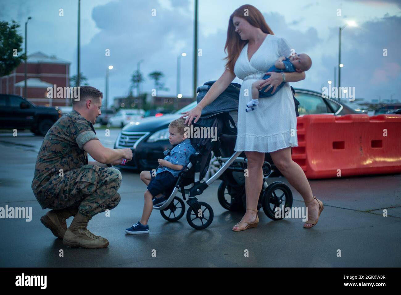 Der US Marine Corps-Kapitän Tyler Jacobsma, ein Vorwärtsluftkontrolleur mit 2d-Bataillon, 2D Marine Regiment (2/2), 2D Marine Division, umarmt seine Familie im Camp Lejeune, N.C., 18. August 2021. 2/2 kehrte nach einem sechsmonatigen Aufenthalt in Okinawa, der an einem Einheitsprogramm teilgenommen hatte, nach Camp Lejeune zurück. Stockfoto