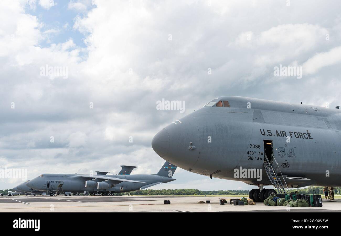 Das Gepäck der Luftbesatzung und die Taschen für professionelle Ausrüstung befinden sich am unteren Rand der Eingangstür der Besatzung einer C-5M Super Galaxy, bevor sie vom Luftwaffenstützpunkt Dover, Delaware, am 18. August 2021, abfliegen. Eine Super Galaxy-Besatzung besteht aus einem Piloten, einem Co-Piloten, zwei Flugingenieuren und drei Lastmastern auf einer normalen Mission. Die C-5M ist ein strategisches Transportflugzeug und das größte Flugzeug im Bestand der US-Luftwaffe. Stockfoto