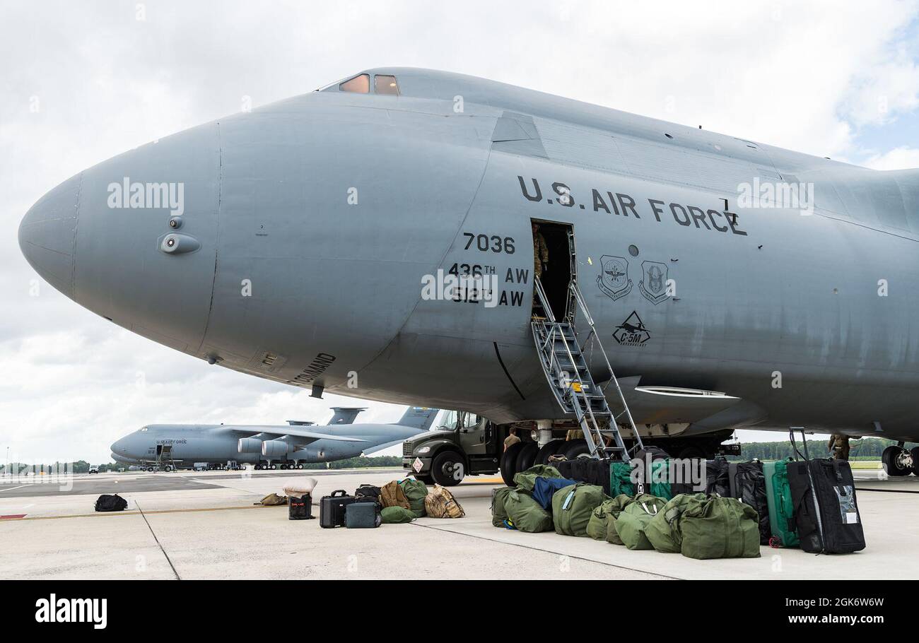 Das Gepäck der Luftbesatzung und die Taschen für professionelle Ausrüstung befinden sich am unteren Rand der Eingangstür der Besatzung einer C-5M Super Galaxy, bevor sie vom Luftwaffenstützpunkt Dover, Delaware, am 18. August 2021, abfliegen. Eine Super Galaxy-Besatzung besteht aus einem Piloten, einem Co-Piloten, zwei Flugingenieuren und drei Lastmastern auf einer normalen Mission. Die C-5M ist ein strategisches Transportflugzeug und das größte Flugzeug im Bestand der US-Luftwaffe. Stockfoto