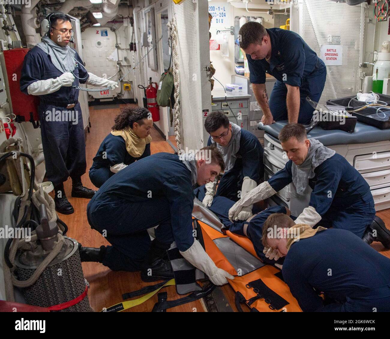 210818-N-JW440-1007 ARABISCHER Golf (Aug 18, 2021) – der Seemann nimmt an einer medizinischen Notfallübung an Bord des Lenkraketen-Kreuzers USS Shiloh (CG 67) im Arabischen Golf Teil, 18. August. Shiloh wird in den Einsatzbereich der 5. US-Flotte eingesetzt, um Marineinteraktionen zu unterstützen, um die maritime Stabilität und Sicherheit in der Zentralregion zu gewährleisten und das Mittelmeer und den Pazifik durch den westlichen Indischen Ozean und drei strategische Engpässe zu verbinden. Stockfoto
