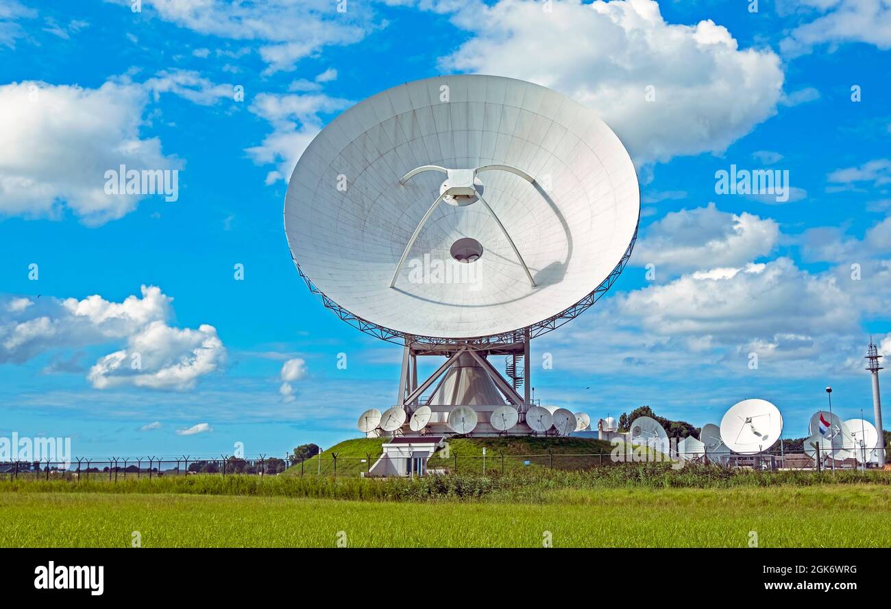 Große Dish-Empfänger für die Satellitenkommunikation in Burum, Niederlande Stockfoto