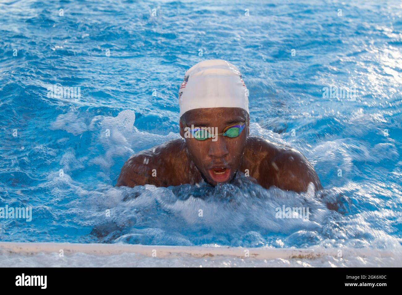 Lawrence Sapp, US-Paralympics-Schwimmer, beendet am 18. August 2021 eine Übungsrunde auf dem japanischen Luftwaffenstützpunkt Yokota, bevor er an den Sommer-Paralympics-Spielen 2020 in Tokio teilnimmt. Paraschwimmen wurde erstmals bei den Paralympischen Spielen in Rom 1960 eingeführt, an denen 77 Athleten aus 15 Ländern teilnahmen. Stockfoto