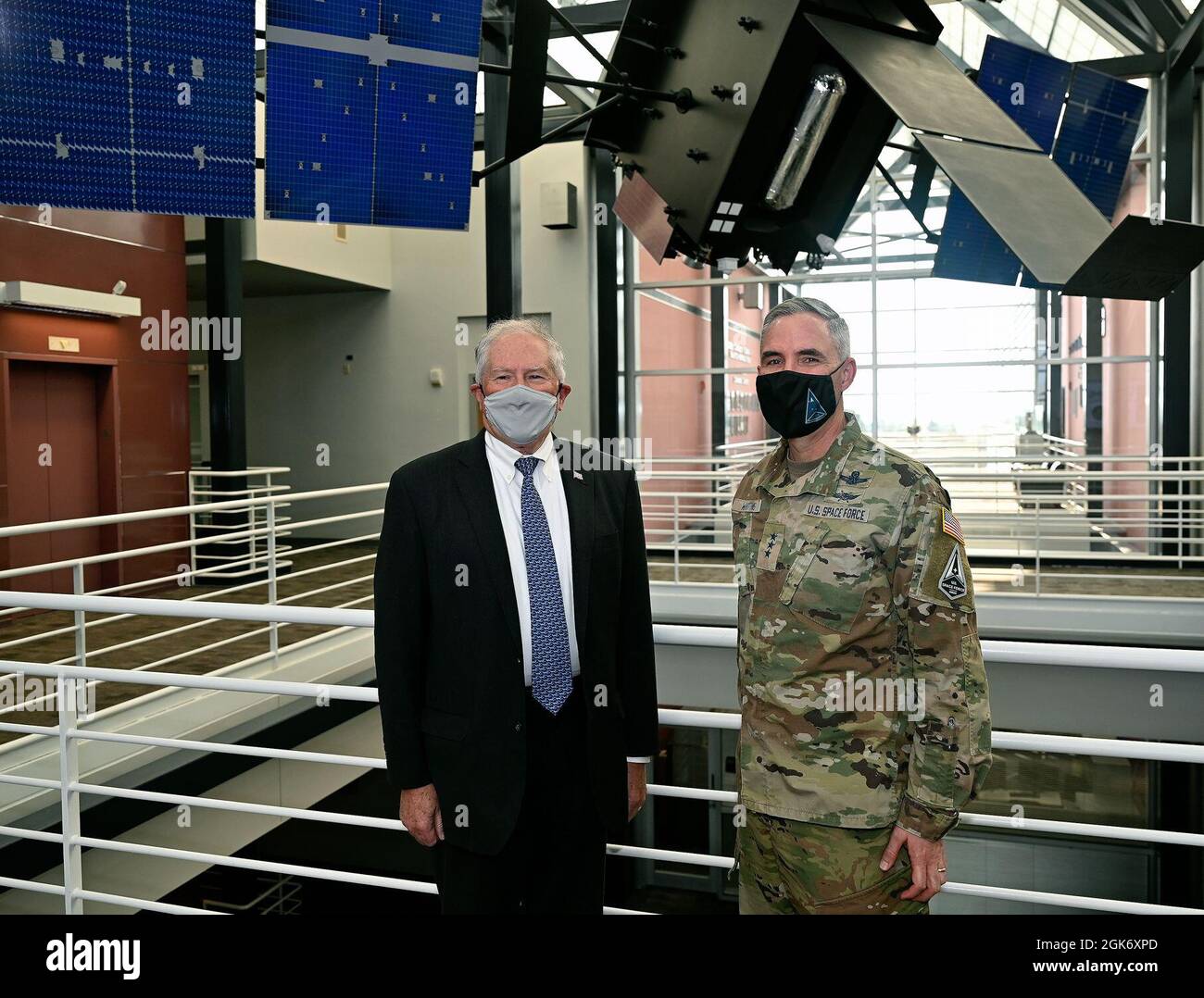 Der Sekretär der Luftwaffe, Frank Kendall, steht mit LT. General Stephen Whiting, Kommandant des Space Operations Command, vor einem Modell des Space-Based Infrared Systems (SBIRS) auf der Peterson Space Force Base, Colorado, am 18. August 2021. Bei seinem ersten Besuch im Peterson SFB traf sich Kendall mit der Führung des U.S. Space Command, des U.S. Northern Command und des SPOC sowie mit den Luftmännern und Guardians, um ihre Rolle beim Schutz der Nation anzuerkennen. Stockfoto