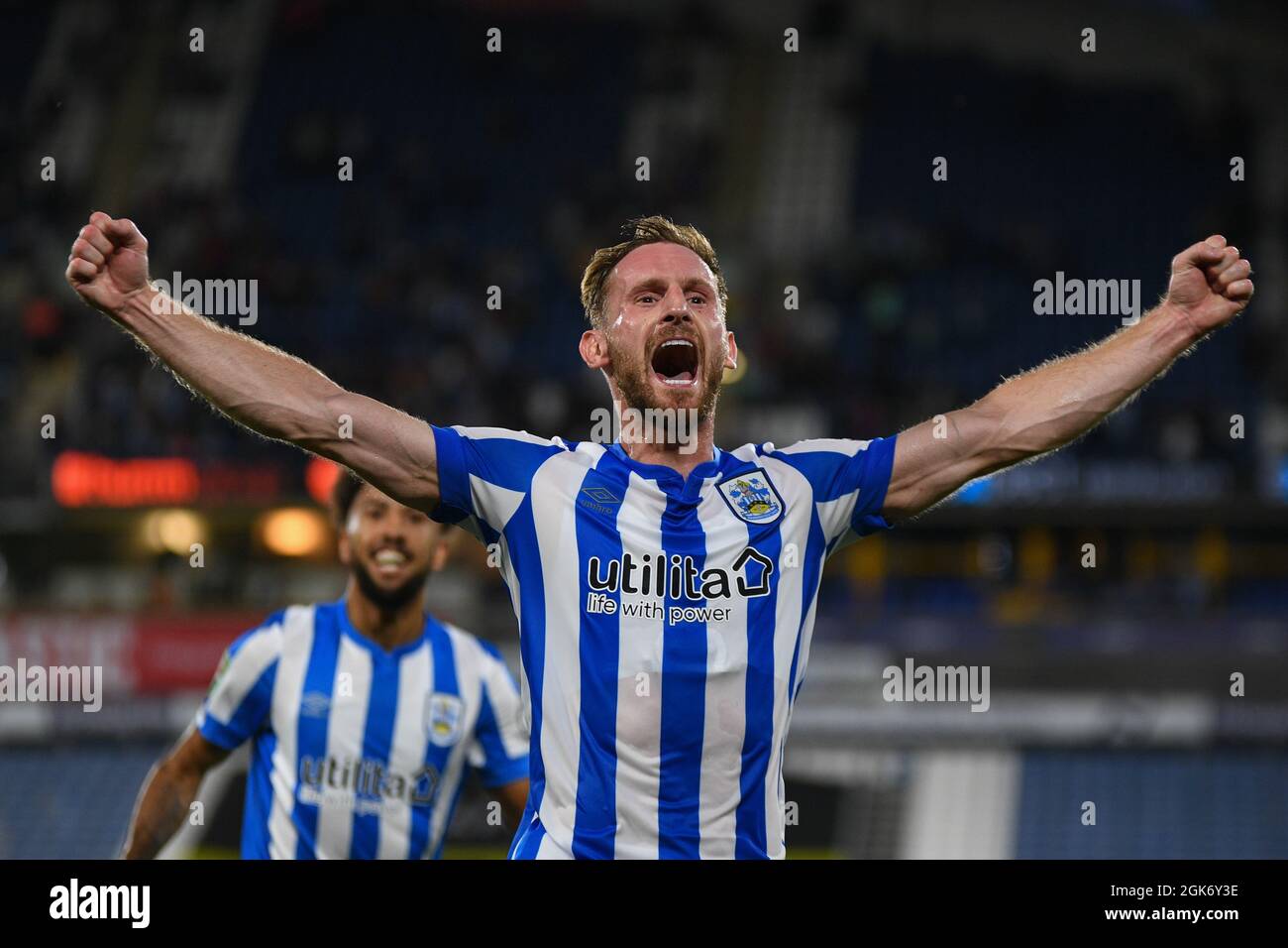 Tom Lees von Huddersfield Town feiert seinen GleichmacherBild: Liam Ford/AHPIX LTD, Football, Carabao Cup, Huddersfield Town gegen Everton, John Smiths Sta Stockfoto