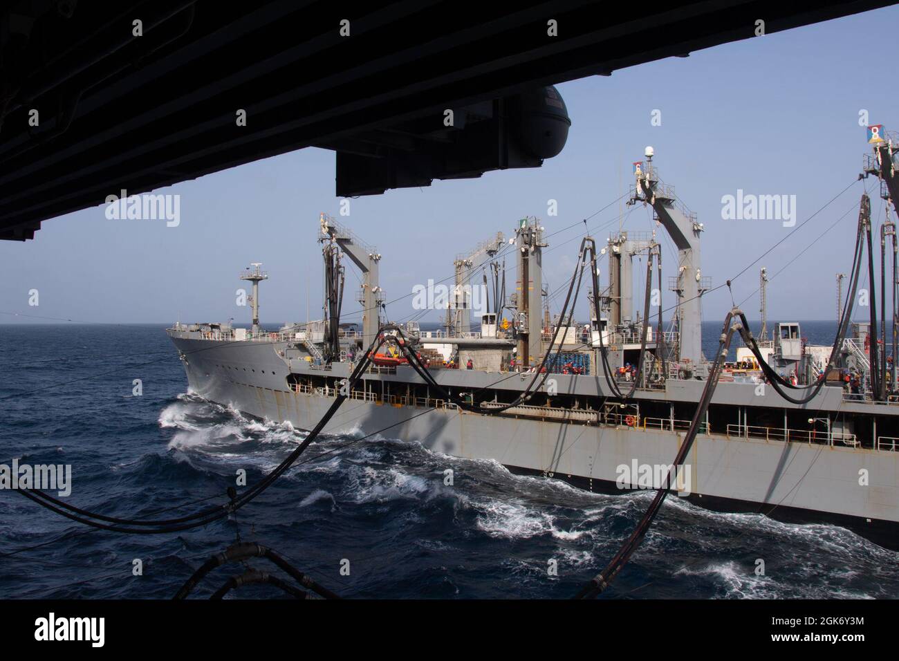 210819-N-RC359-1052 ARABIAN SEA (AUG 19, 2021) – der Flugzeugträger USS Ronald Reagan (CVN 76) und der militärische Sealift Command Fleet Replenishment Oiler USNS Pecos (T-AO 197) führen am 19. August einen Replenishment-at-Sea im Arabischen Meer durch. Ronald Reagan ist das Flaggschiff der Carrier Strike Group 5 und wird im Einsatzgebiet der 5. US-Flotte zur Unterstützung von Marineoperationen eingesetzt, um die maritime Stabilität und Sicherheit in der Zentralregion zu gewährleisten. Verbindung des Mittelmeers mit dem Pazifik durch den westlichen Indischen Ozean und drei strategische Engpässe. Stockfoto