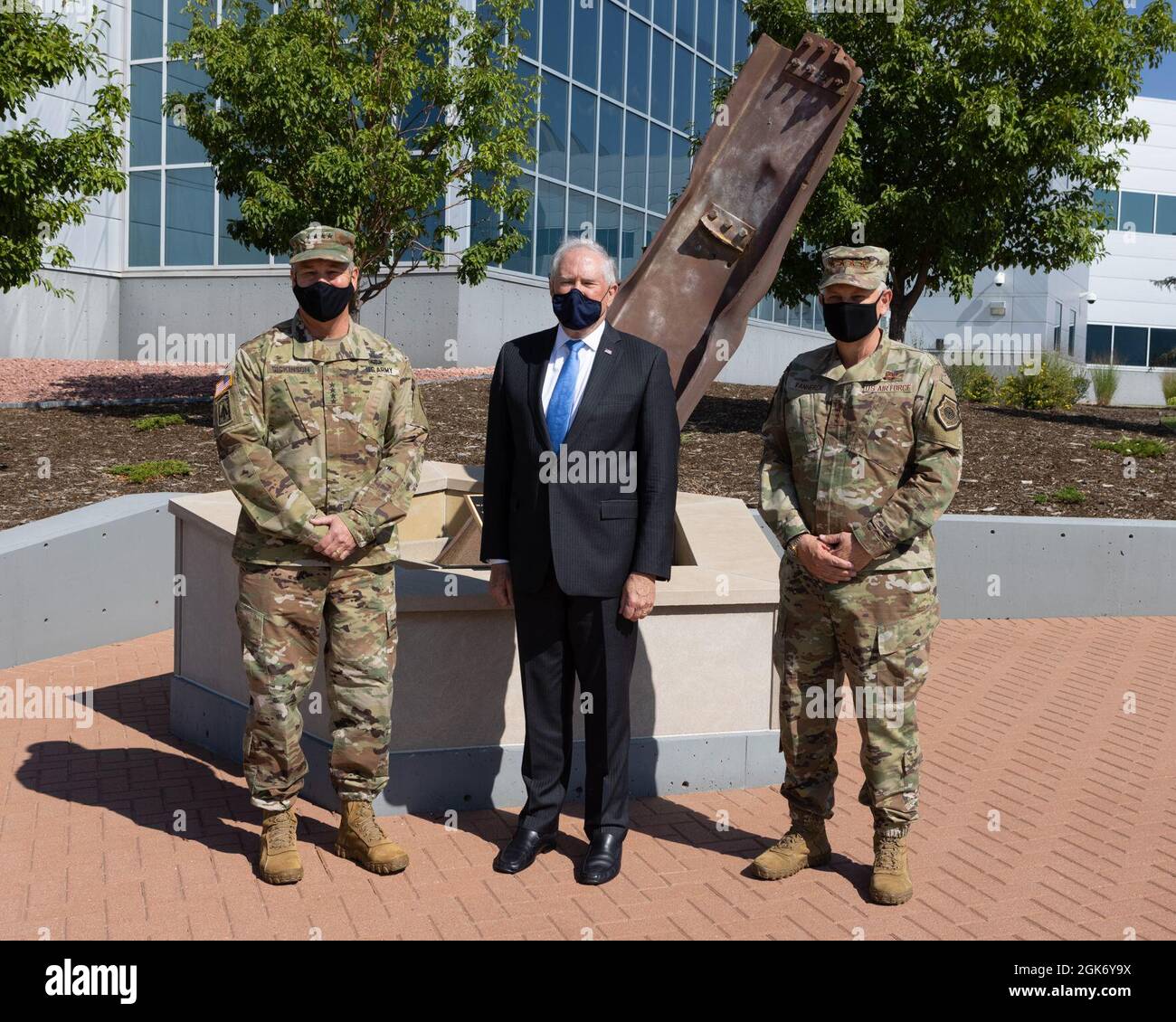 U.S. Army General James H. Dickinson, Kommandant des U.S. Space Command (links), Glen D. VanHerck, North American Aerospace Defense Command und U.S. Northern Command Commander (rechts), posieren am NORAD und USNORTHCOM 9/11 Memorial mit dem ehrenwerten Frank Kendall, dem Sekretär der Air Force, am 19. August 2021. Stockfoto