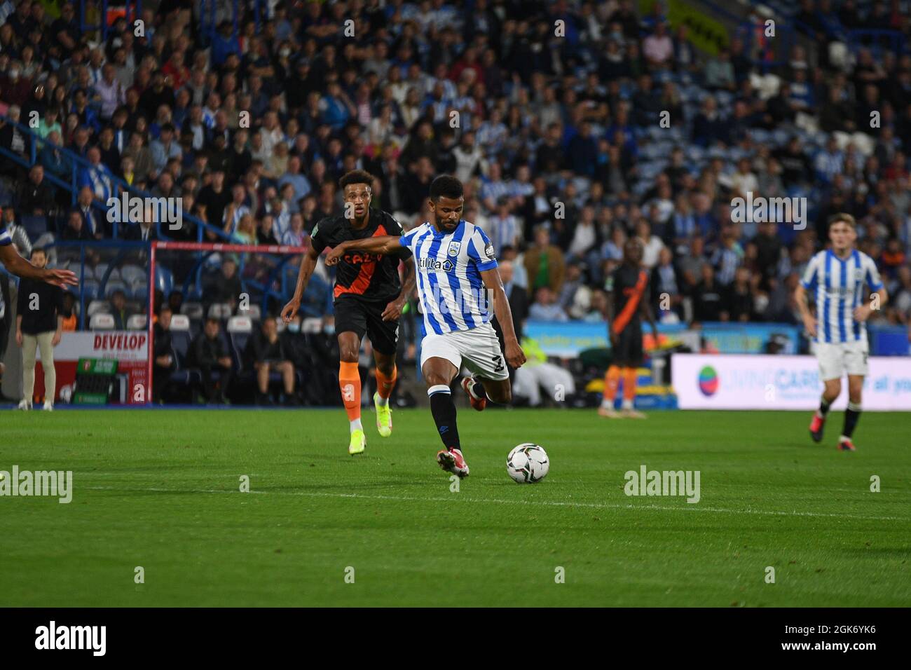 Fraizer Campbell von Huddersfield setzt einen Torschuss frei.Bild: Liam Ford/AHPIX LTD, Football, Carabao Cup, Huddersfield Town gegen Everton, John Smiths Stockfoto