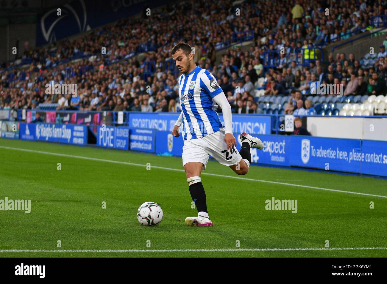 Danel Sinani von Huddersfield kreuzt einen Ball in die Box.Bild: Liam Ford/AHPIX LTD, Football, Carabao Cup, Huddersfield Town / Everton, John Smiths Stockfoto