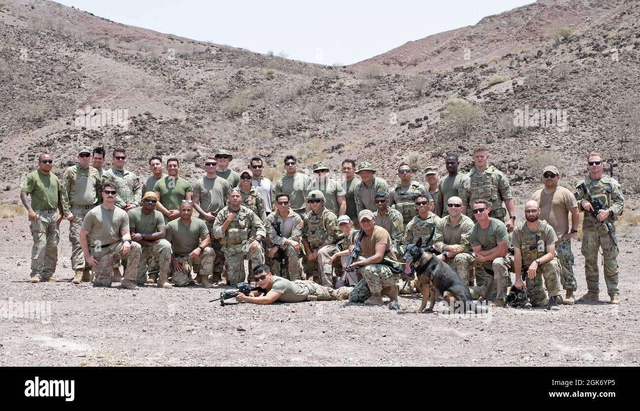 ARTA, Dschibuti (19. August 2021) Mitglieder der US-Armee und der US-Marine versammeln sich nach einer erfolgreichen Live-Feuerübung am Dschibuti Range Complex, Dschibuti, 19. August 2021, zu einem Gruppenfoto. Die Dienstmitglieder sind alle derzeit im Camp Lemonnier, Dschibuti (CLDJ) stationiert, das als Expeditionierungsbasis für US-Streitkräfte dient, die Schiffe, Flugzeuge und Personal unterstützen, die die Sicherheit in ganz Europa, Afrika und Südwestasien gewährleisten. CLDJ ermöglicht See- und Kampfeinsätze am Horn von Afrika und fördert gleichzeitig positive Beziehungen zwischen den USA und Afrika. Die Basis ist auch die Heimat von Co Stockfoto