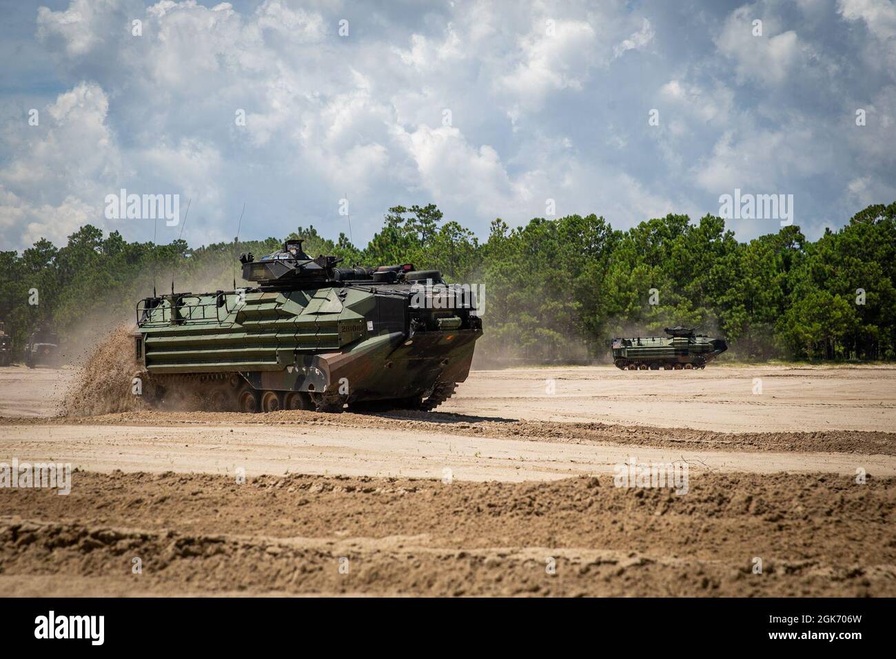 US-Marineinfanteristen mit 2d Assault Ampphibian Bataillon, 2D Marine Division, bewegen sich während einer Demonstration der Minenräumungslinie (MCLC) auf Camp Lejeune, N.C., 19. August 2021, um Sicherheit zu gewährleisten. Der MCLC ist ein explosives System, das abgefeuert wird, um Truppen im Kampf einen 8 x 100 Meter langen Weg zu räumen. Stockfoto