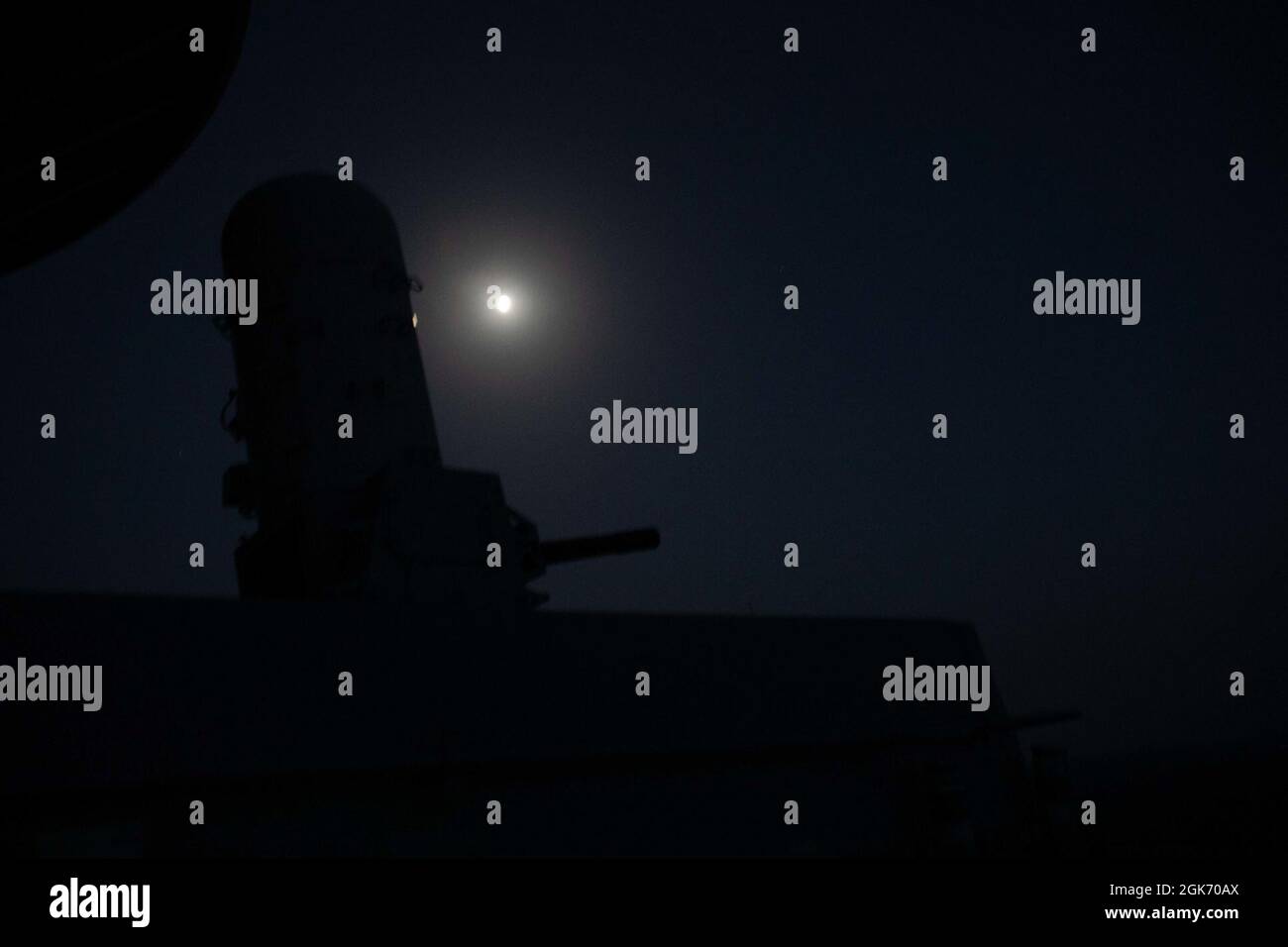 210820-N-OJ308-1053 GOLF VON OMAN (AUG 20, 2021) das amphibische Sturmschiff USS Iwo Jima (LHD 7) der Wasp-Klasse durchschifft nachts, den 20. August, den Golf von Oman. Iwo Jima wird im Einsatzgebiet der 5. US-Flotte eingesetzt, um Marinestützpunkte zu unterstützen, um die maritime Stabilität und Sicherheit in der Zentralregion zu gewährleisten und das Mittelmeer und den Pazifik durch den westlichen Indischen Ozean und drei strategische Engpässe zu verbinden. Stockfoto