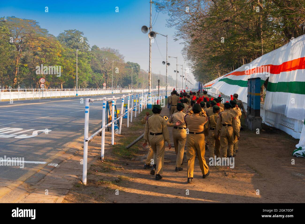 Kalkutta, Westbengalen, Indien - 23. Januar 2019 : Indische Militärkadetten laufen am Morgen an der leeren Roten Straße vorbei, mit blauem Himmel darüber. Stockfoto