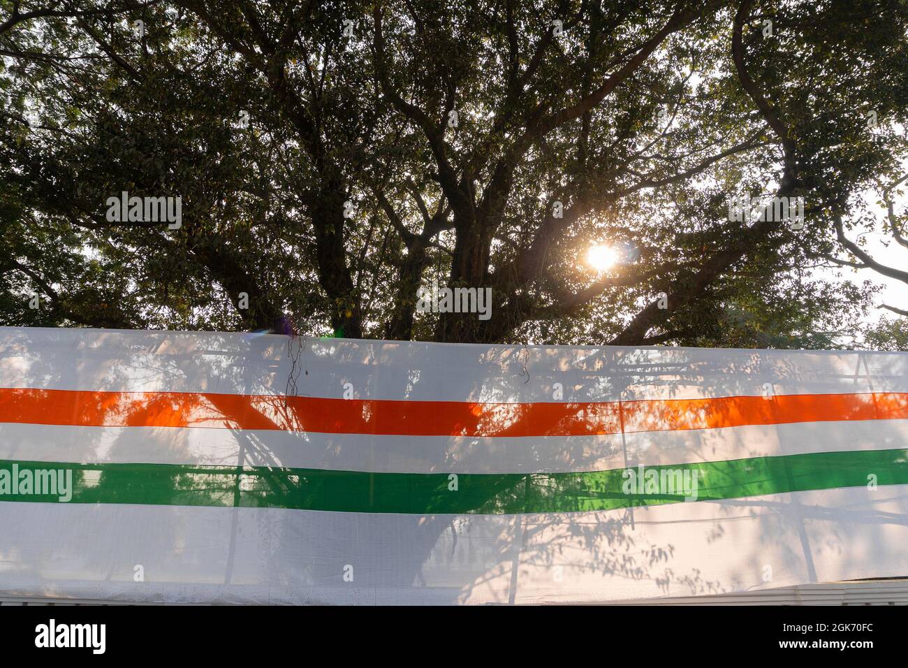 Road Side von Red Road wurde anlässlich des Indenpendence Day of India mit weißem Tuch mit orange und grün gestreiften Farben überzogen. Sonne schien Stockfoto