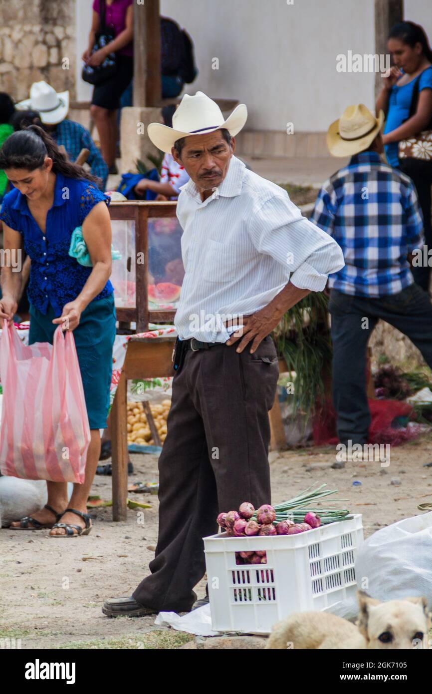 SAN MANUEL DE COLOHETE, HONDURAS - 15. APRIL 2016: Einheimische Ureinwohner auf einem Markt. Zweimal im Monat gibt es in diesem Dorf einen großen Markt. Stockfoto