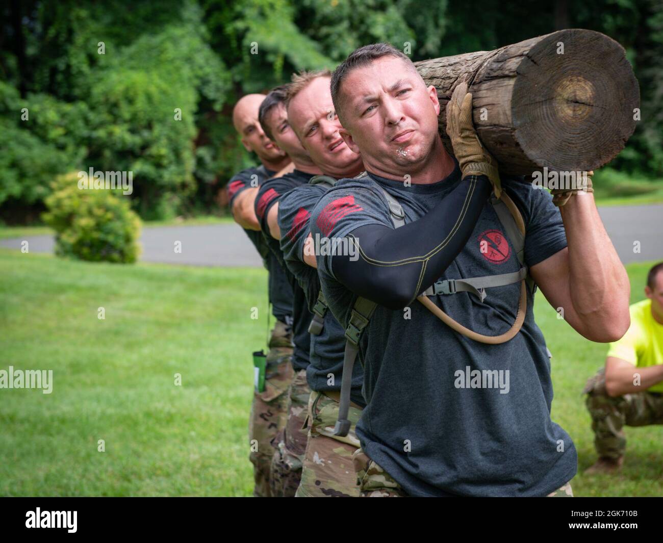 Ein Team von Luftwaffe vom 103. Sicherheitskräfte-Geschwader führt Überkopfpressen mit einem Telefonmast während des körperlichen Trainings der Connecticut SWAT Challenge in West Hartford, Connecticut, 19. August 2021 durch. Der Wettbewerb bringt taktische Akteure aus dem ganzen Land zusammen, um SWAT-Waffen-Taktiken, -Bewegungen und -Fitness zu trainieren. Stockfoto