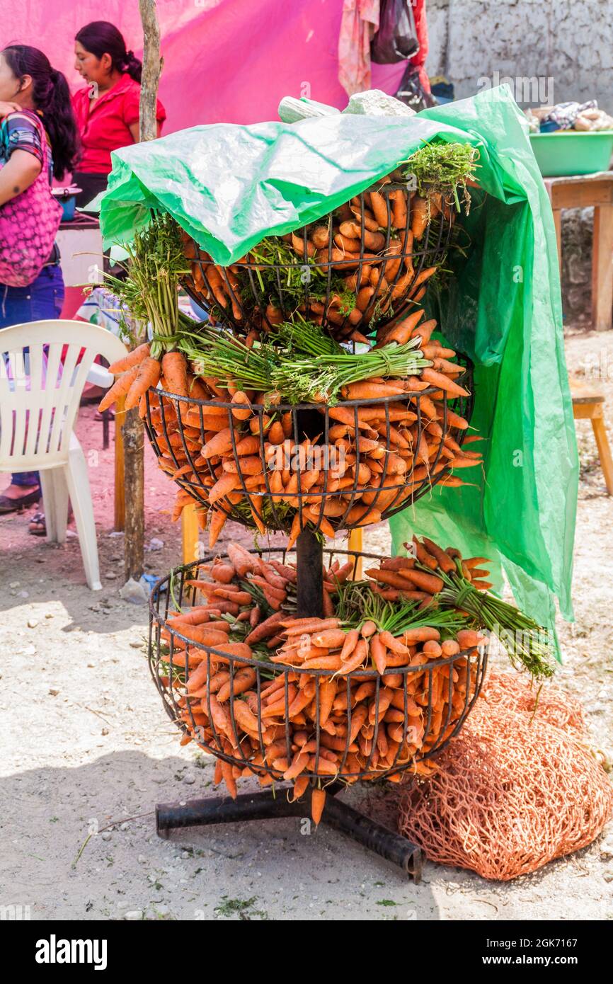 SAN MANUEL DE COLOHETE, HONDURAS - 15. APRIL 2016: Karotte auf einem Markt. Zweimal im Monat gibt es in diesem Dorf einen großen Markt. Stockfoto